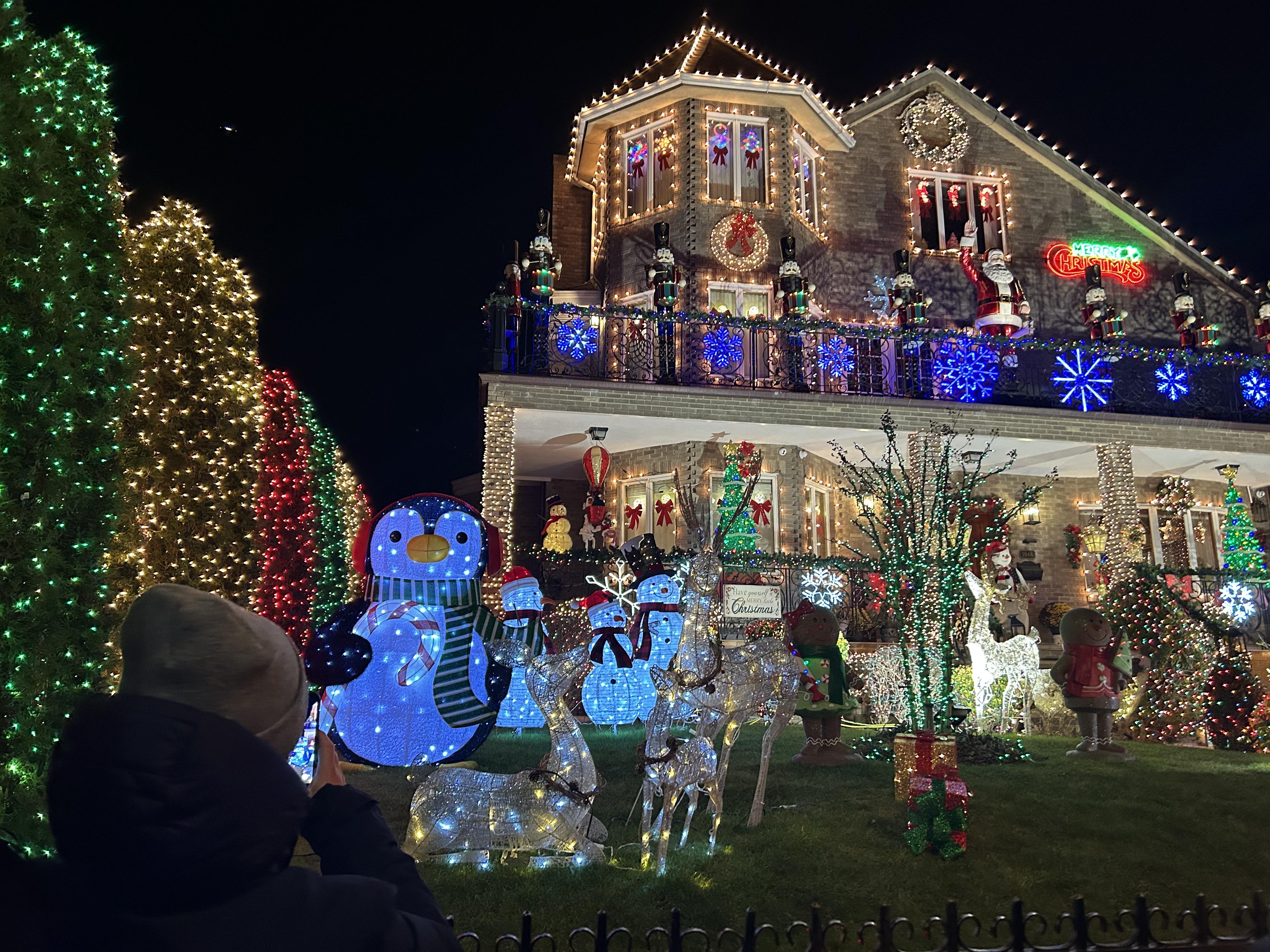 Christmas Lights Walking Tour of Brooklyn | The New York Pass®