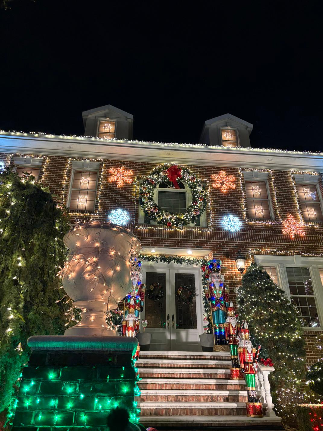 Christmas Lights Walking Tour of Brooklyn | The New York Pass®