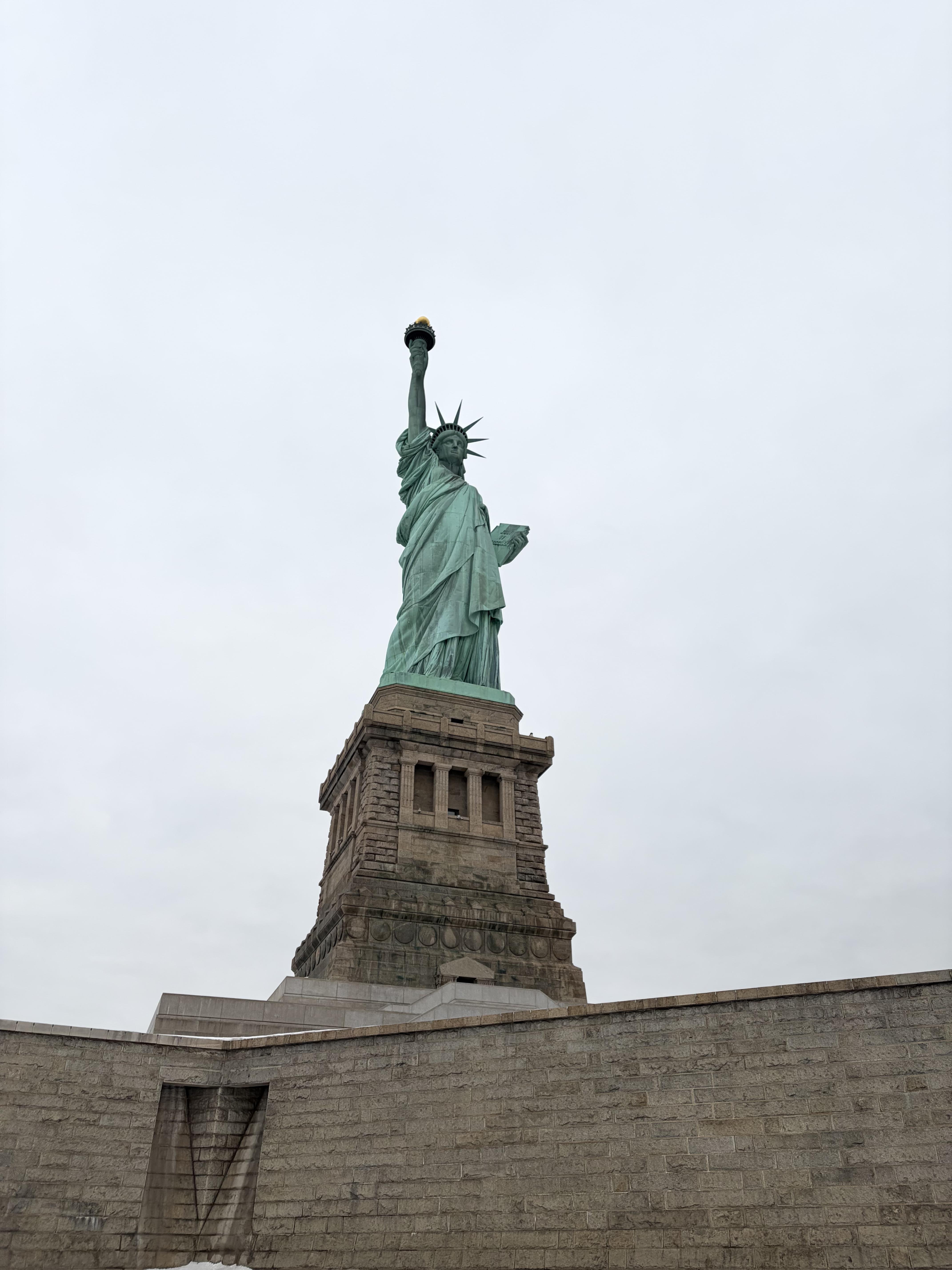 自由の女神とエリス島往復フェリーと移民博物館 | ニューヨーク・パス®