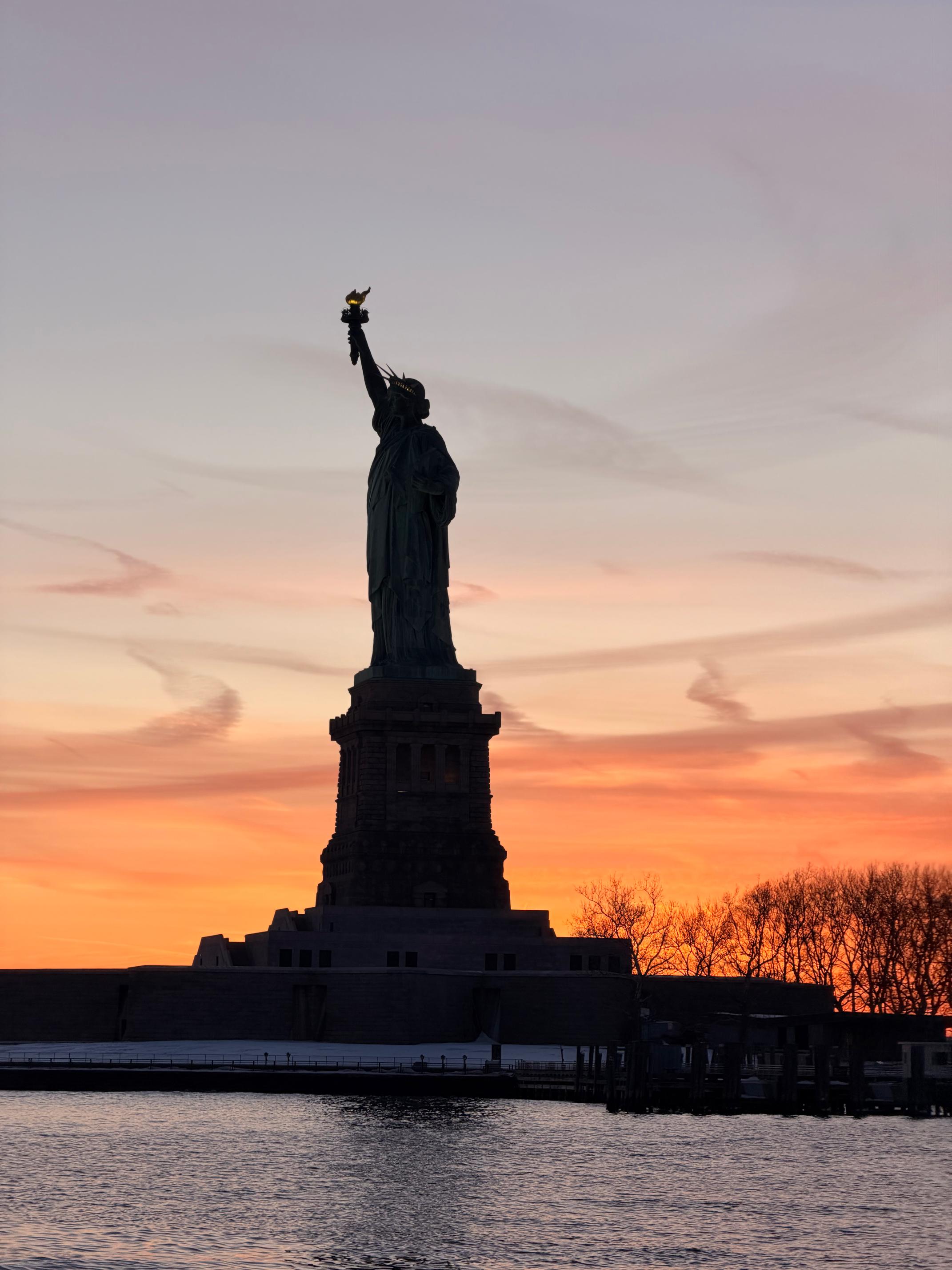 自由の女神を眺めるサンセットクルーズ