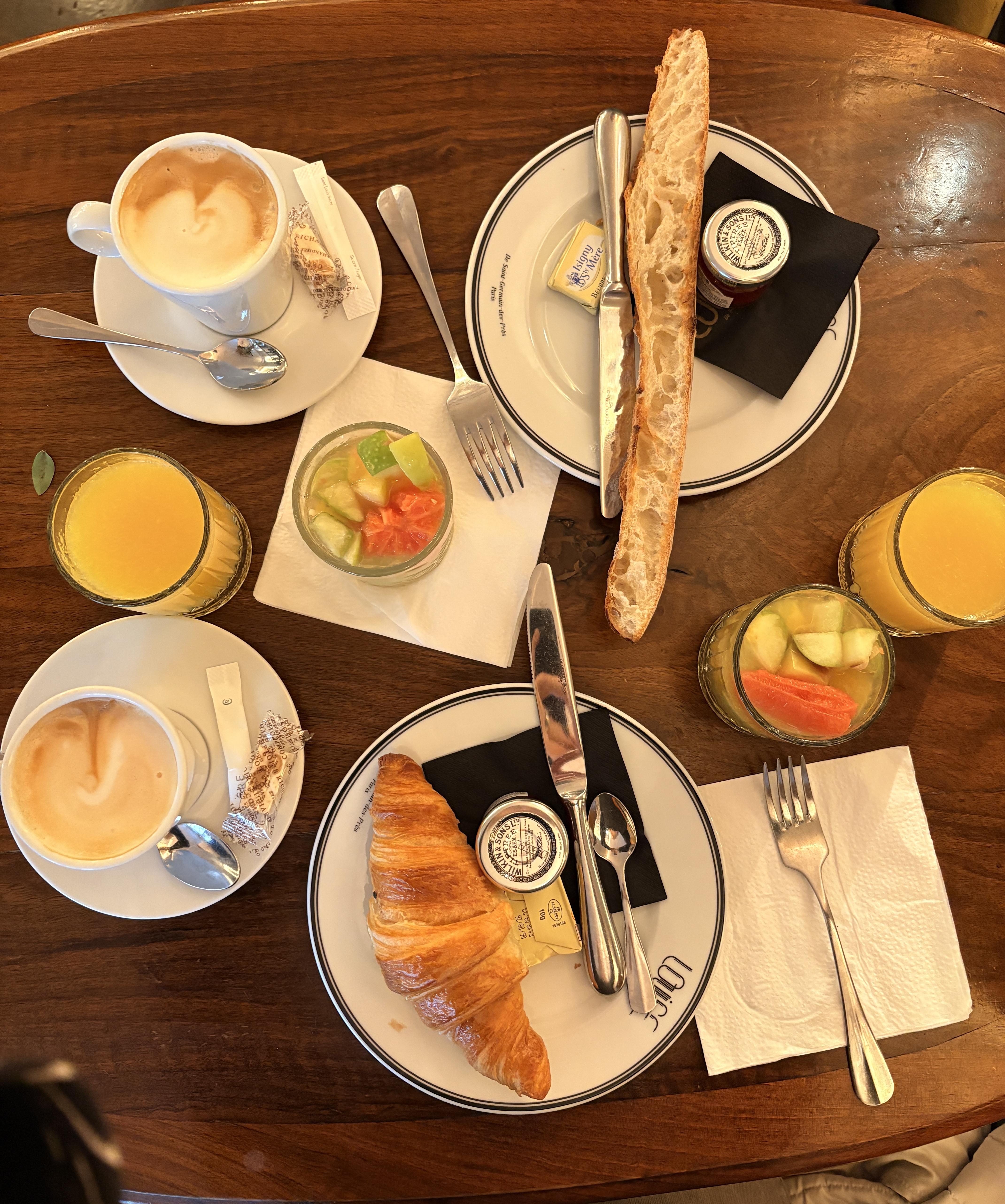 カフェ・ルイーズ(CafeLouise)でパリジャン朝食 | Go City®