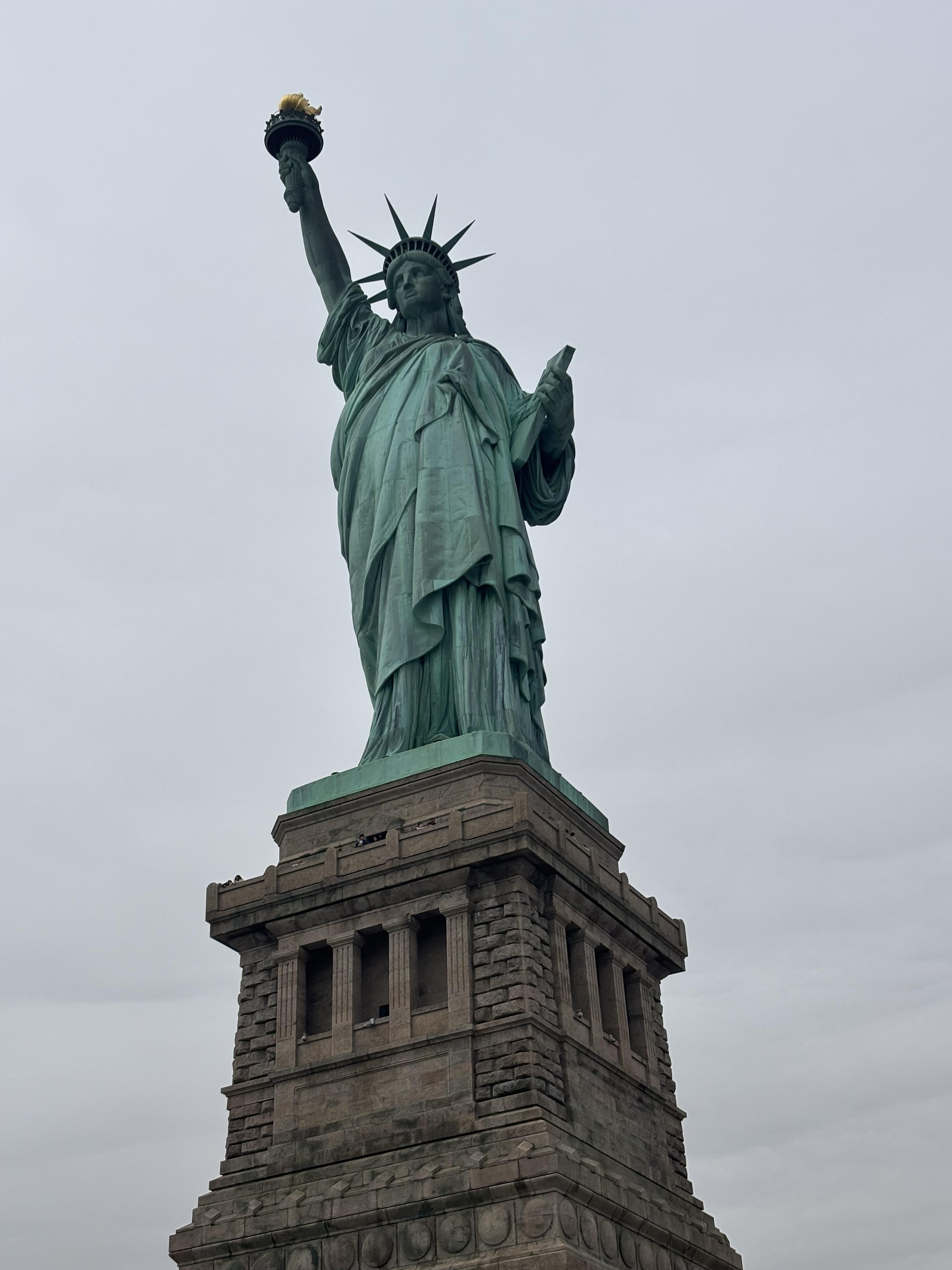 自由の女神とエリス島往復フェリーと移民博物館 | ニューヨーク・パス®