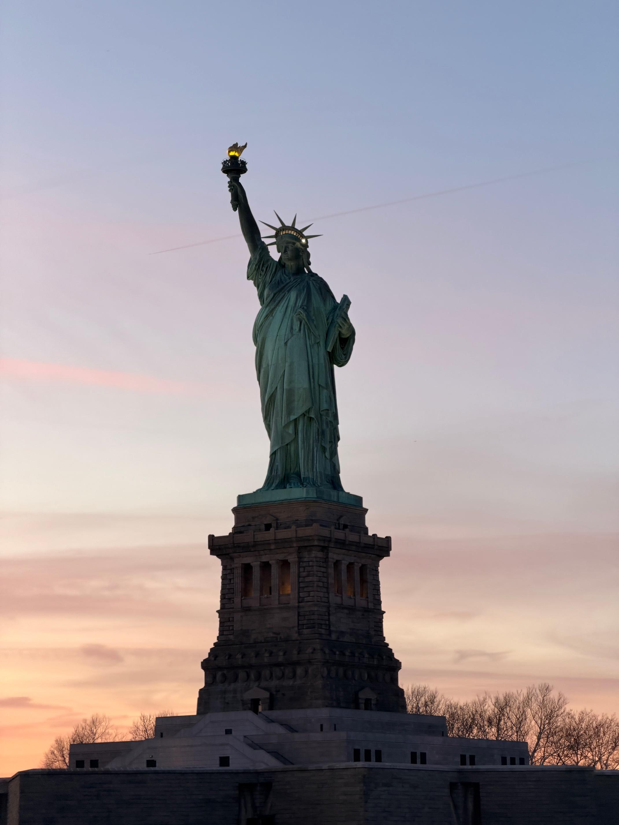 自由の女神を眺めるサンセットクルーズ