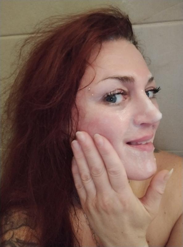 Anwendung des neuen Garnier Hautklar Hydrating Deep Cleanser