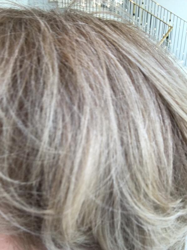 Auf dem Bild sind die Haare nach der Färbung