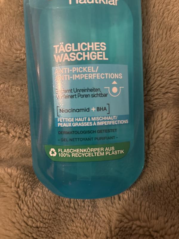 Hier kann man deutlich sehen das unter dem hellblauen Rechteck in weiß steht es wäre für fettige Haut geeignet!