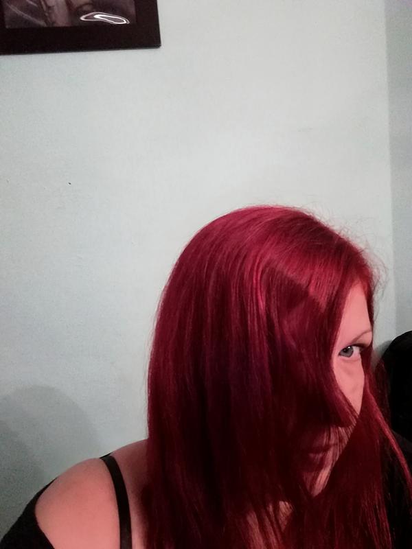 Am Foto sieht es deutlich heller aus als real, real sieht es mehr wie braun mit einem rot-violettstich aus.