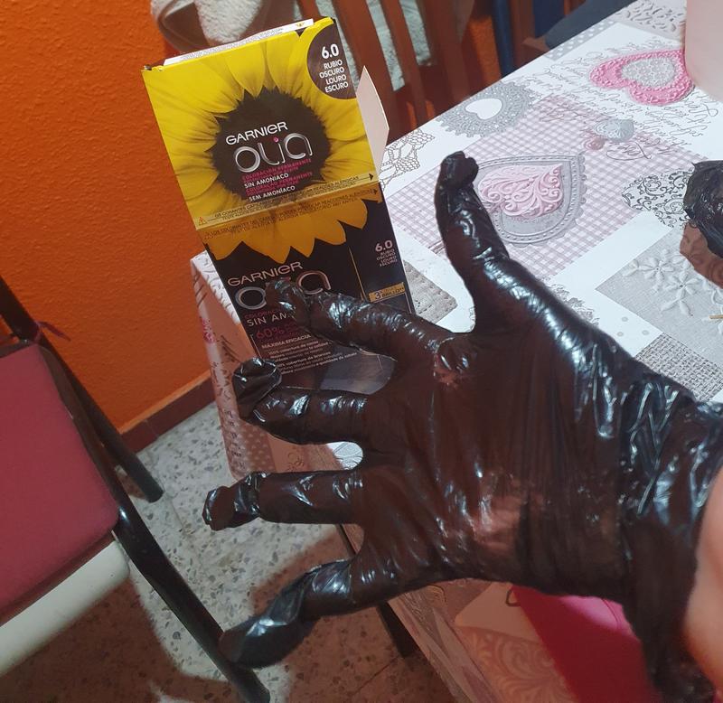 Intentando ponerme los guantes