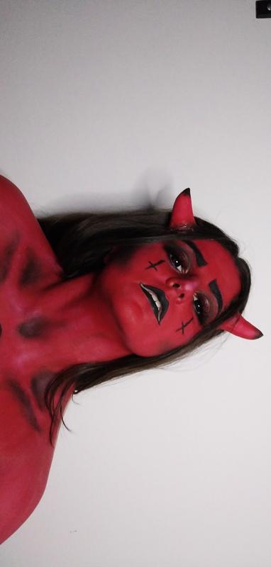 Maquillaje de Aquacolor rojo que desmsquille