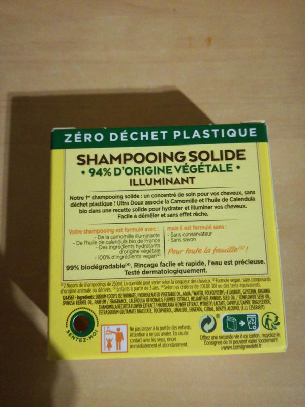 Le derrière de la boîte avec les propriétés du shampoing solide