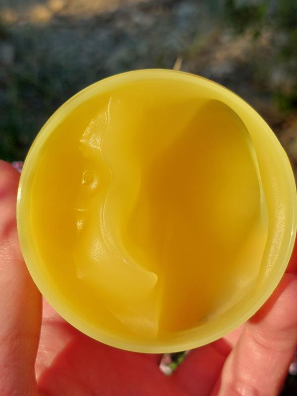 Pot ouvert et lumière du soleil