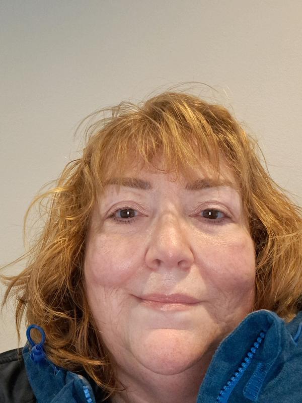 Mijn haren krullen zonder pluis ondanks de regenbui die ik hier over mijn hoofd had gehad.
