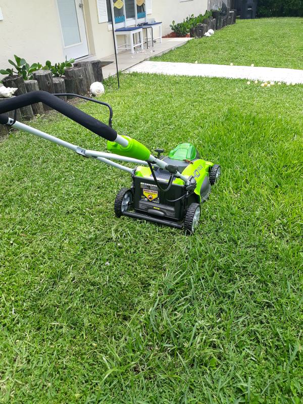 Cutting and mulching Greenworks 40volt style