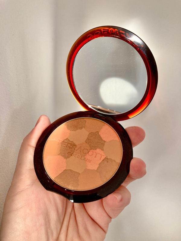 Terracotta Light ⋅ THE SUN-KISSED NATURAL HEALTHY GLOW POWDER - 96%  NATURALLY-DERIVED INGREDIENTS ⋅ GUERLAIN