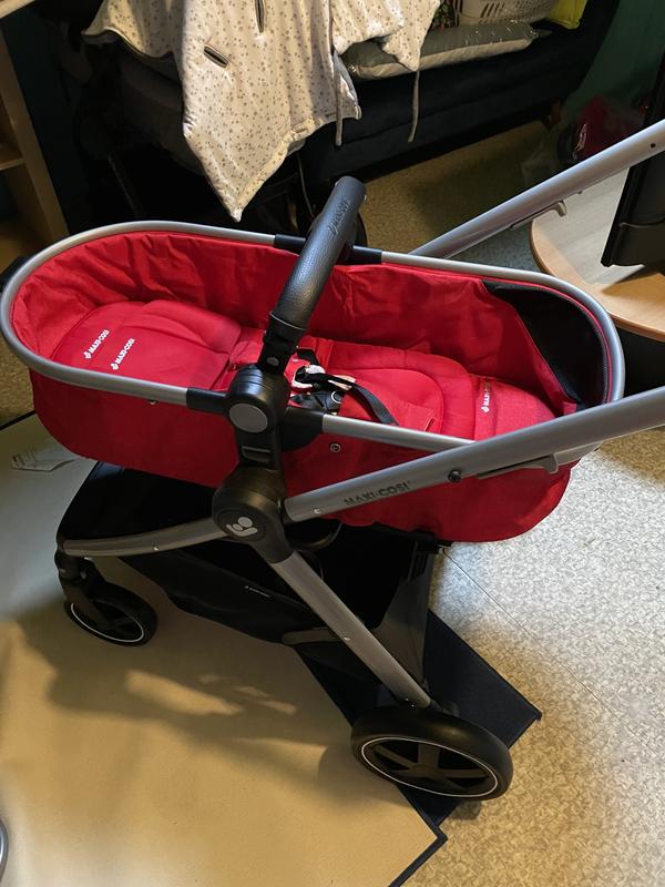 MAXI-COSI Poussette 2 en 1 Zélia, nacelle intégrée, 4 roues, de la  naissance à 3,5 ans, Nomad Red - Cdiscount Puériculture & Eveil bébé