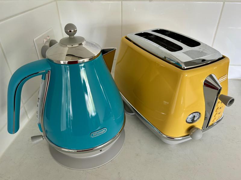 Yellow kettle delonghi
