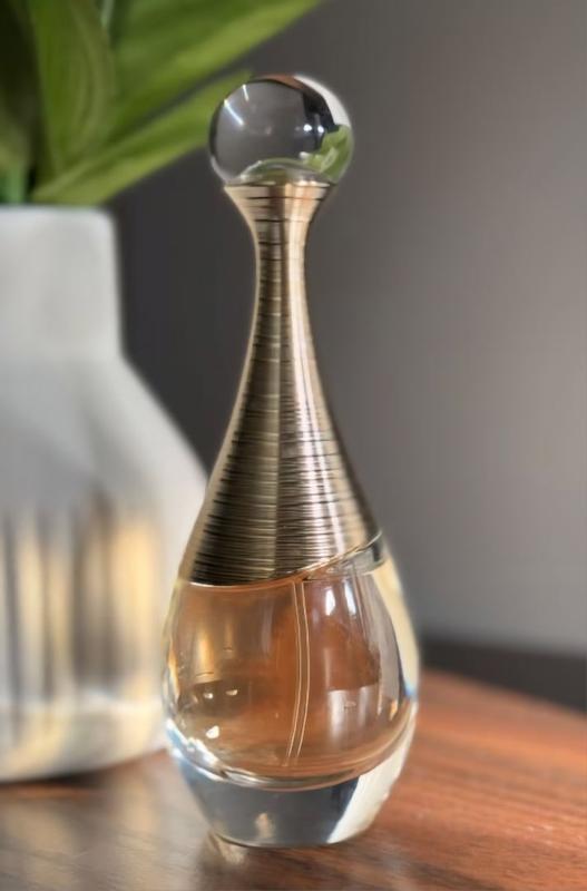 Floral Eau de Parfum: J'adore, the Iconic Women's Fragrance