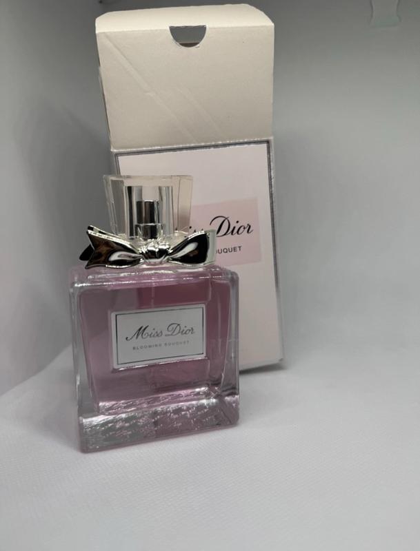 赤いバラ　Miss Dior Eau de Parfum 30ml 赤いバラ Miss Dior Eau de Parfum 30ml Amazon.com : Dior Miss