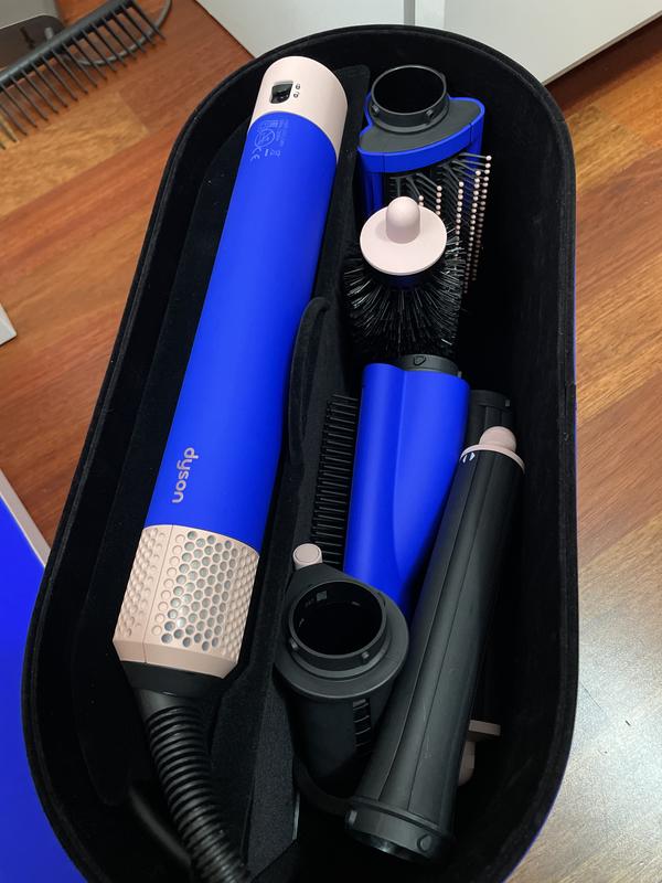 Le Dyson Airwrap™ Complete Long Bleu Pervenche/Rosé est livré avec