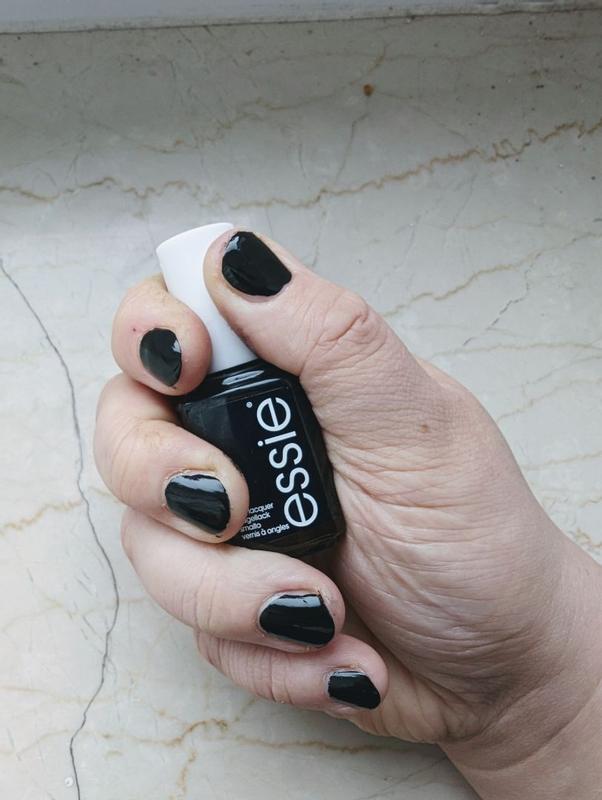 licorice – Nagellack & Farblack in Tiefschwarz – essie