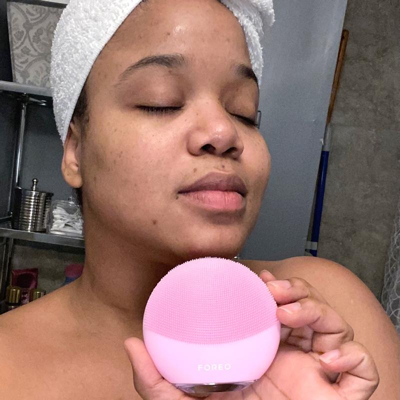 FOREO LUNA™ mini Limpiador y masajeador facial de doble cara