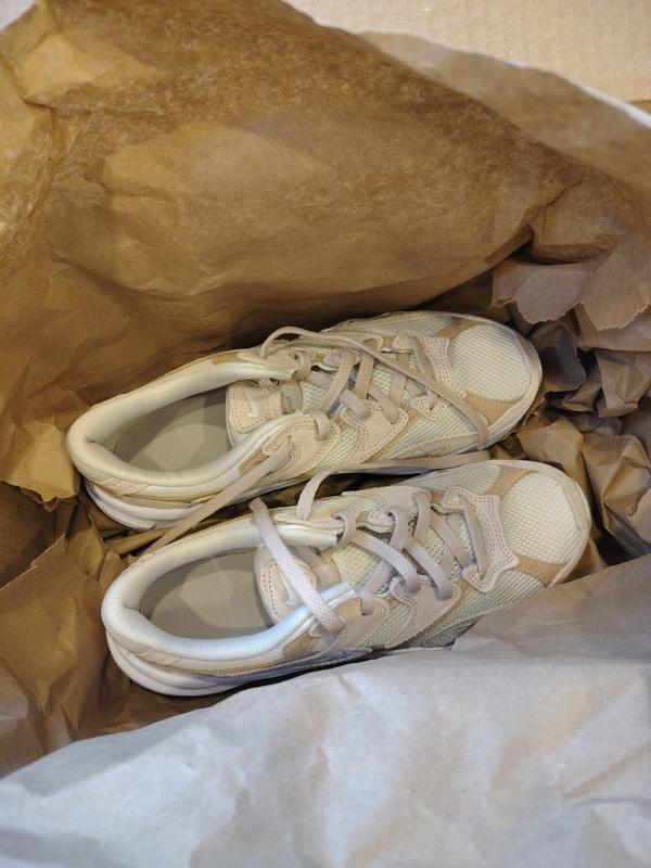 Arrived wrapped in craft paper without tags nor shoebox