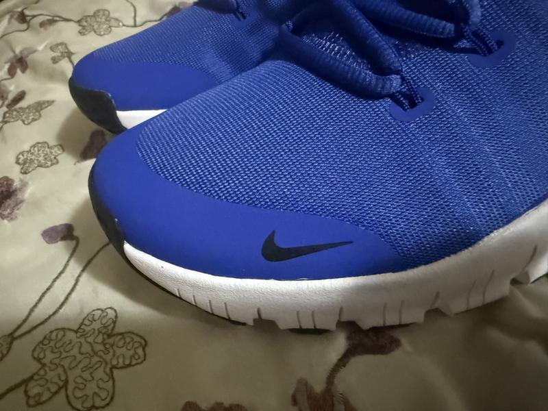 This is what was delivered. What i ordered was supposed to be with beige sole and small orange nike logo in front