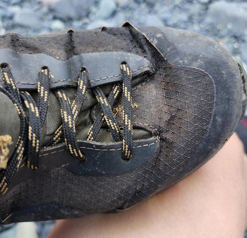 Here is a pic of the right hiker after 150-160 km of hiking (both shoes are peeling at the same spots).