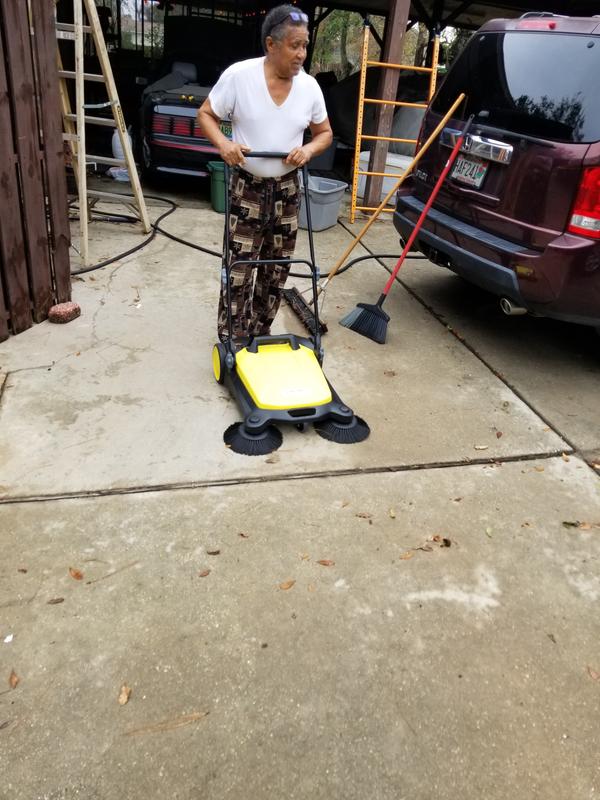 Easy to assemble and push