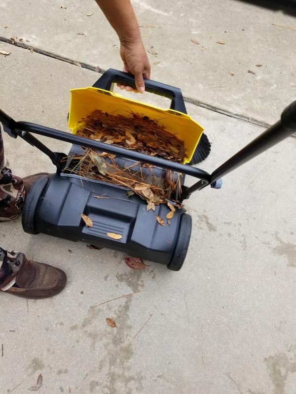 Picks up both leaves and pine straw