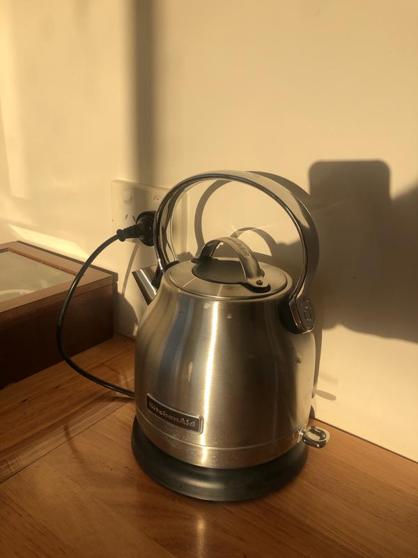 KitchenAid KEK1222 electric kettle has a removable limescale