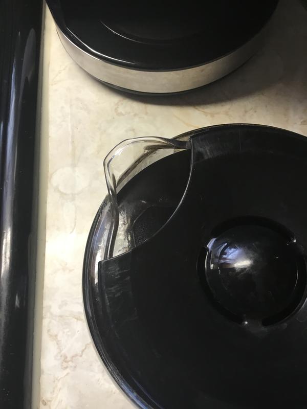 Offset lid to pour spout