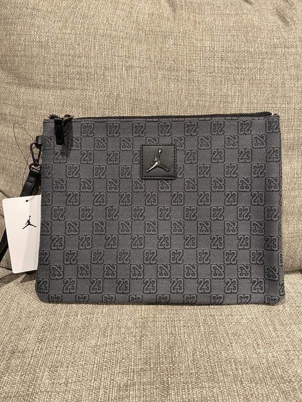 JORDAN BRAND MONOGRAM POUCH DK SMOKE GREY（ジョーダン ブランド