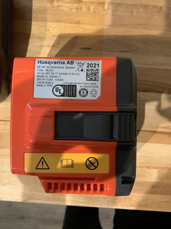 230iB battery and charger | Husqvarna