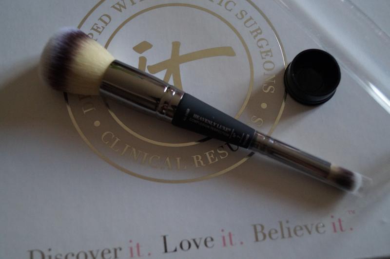 IT COSMETICS selling HEAVENLY LUXE BRUSH ***RARE and NIB***