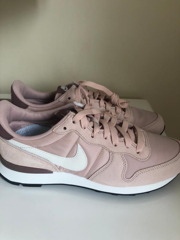 nike internationalist particle beige summit white