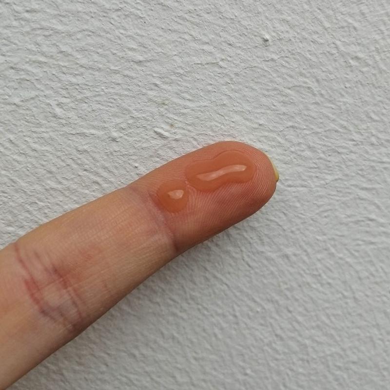 [Werbung] L’ORÉAL Paris Bright Reveal Niacinamid Dark Spot Serum Konsistenz Swatch