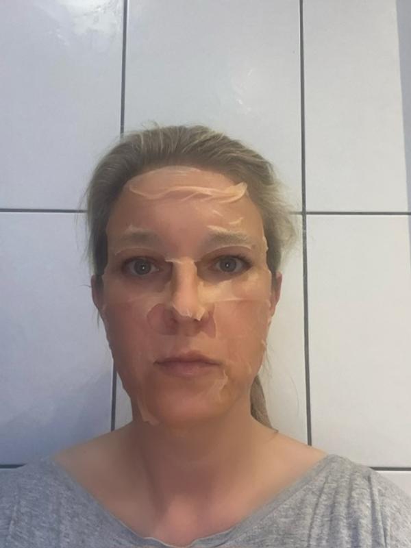 L‘ORÉAL Vitamin C Sofort Glow Serum Maske -aufgetragen aufs Gesicht