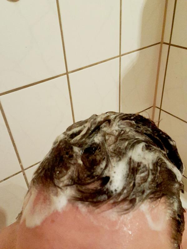 So sieht das Shampoo auf dem Kopf aus.