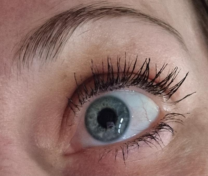 Kein verklumpen und nur einmal aufgetragen. Lange Wimpern garantiert.