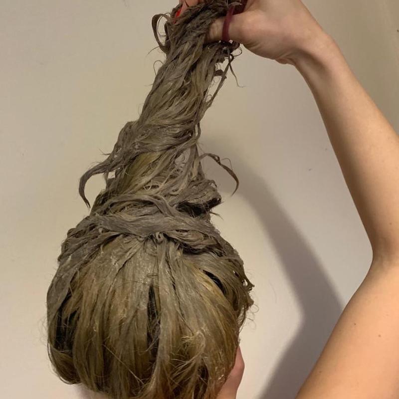 Mit die Farbe auf den Haaren