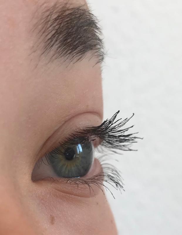 Mit Primer und einer Schicht Mascara.