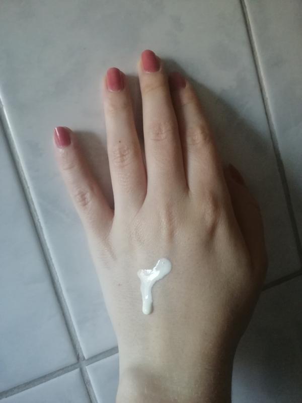 Anti UV Fluid vor dem verreiben