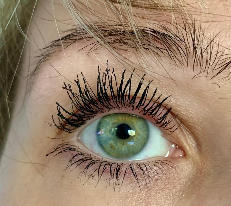 Von vorne mit Primer und Mascara