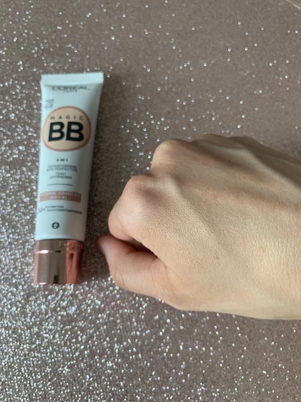Die Magic BB Cream deckt leicht und verfeinert das Hautbild.