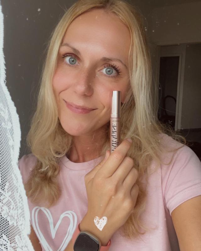 Auge links ungeschminkt, rechts mit Mascara