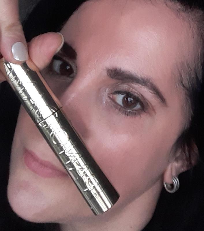 Hammer Aufmachung des Wimpernmascaras
