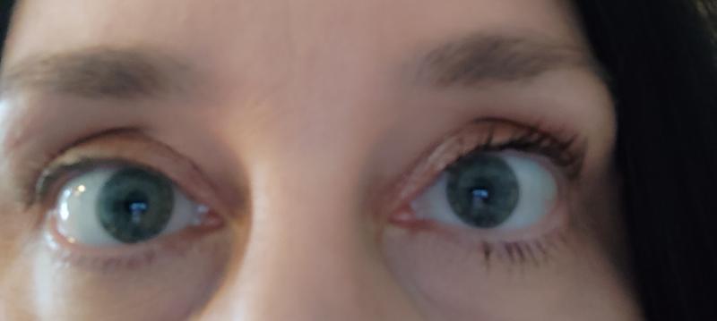 Links ohne Mascara, rechts mit Mascara