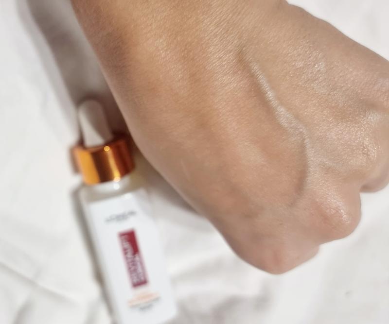 Serum nach dem verteilen auf der Haut
