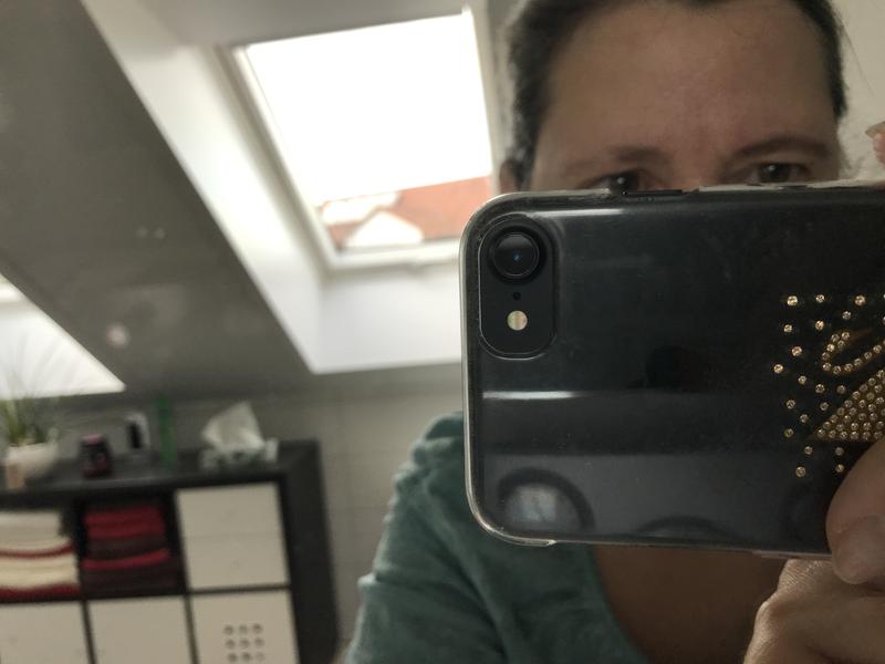 Eine Gesichtseite ohne und eine mit dem Brauenstift
